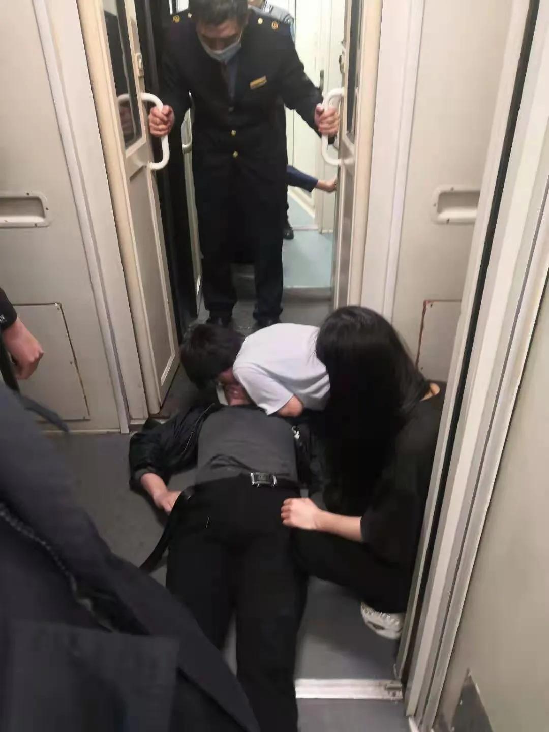 列车上紧急救援！多亏了这俩周口的大学生