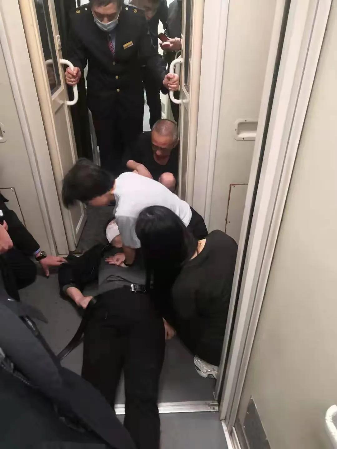 列车上紧急救援！多亏了这俩周口的大学生